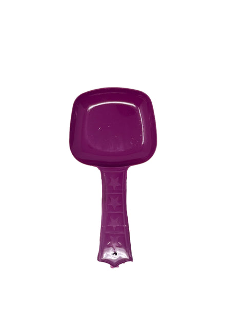 Flat serving scoop with ergonomic handle for precise portioning.